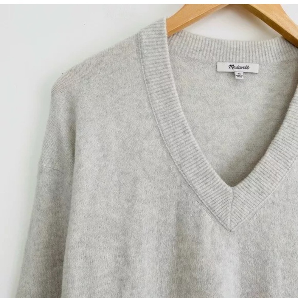 Madewell Bartlett V-Neck Pullover
Sweater Large Gray Merino Wool Relaxed Fit